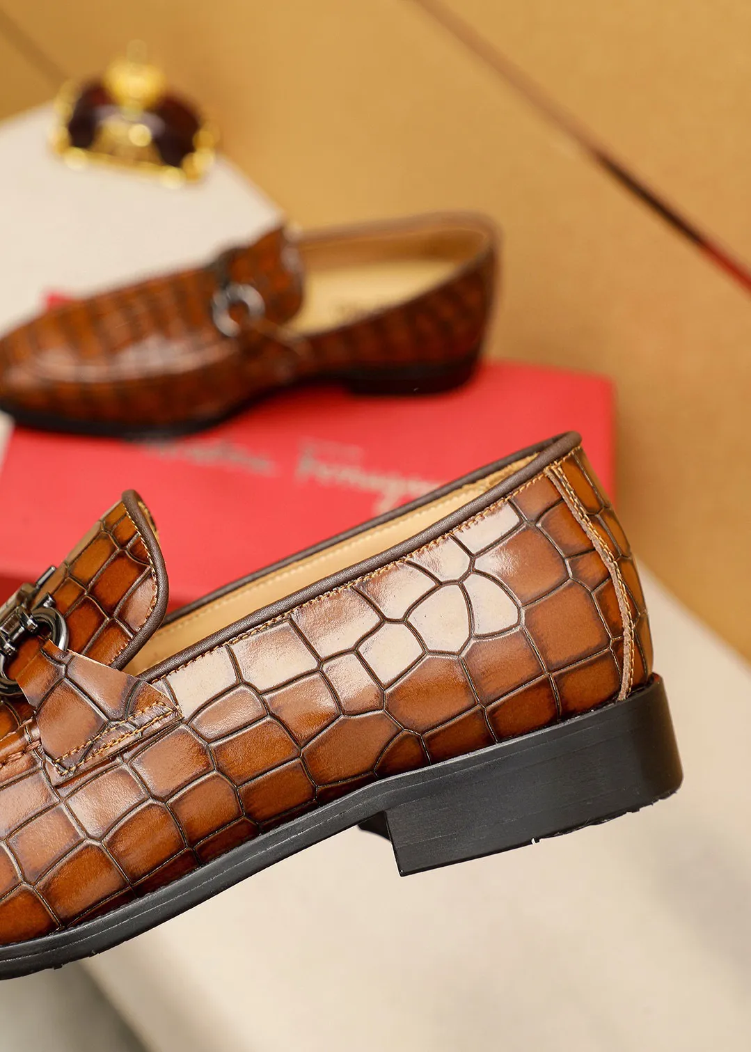 Men's shoes 💰460 💐 Product trademark: Ferragamo "Ferragamo" casual leather shoes Regular size: 38-44 (45.46🉑️customized) Product materials: Selected imported first-layer open-edge beaded cowhide floral upper + luxury hardware buckle, imported water-dyed cowhide leather lining. Strong three-dimensional visual effect, original outsole color: 2 colors available